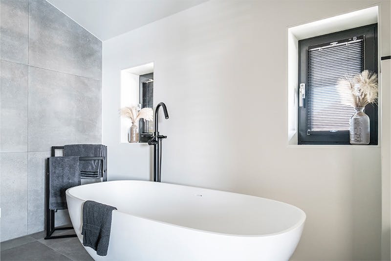 aluminium jaloezieën in frame badkamer inspiratie