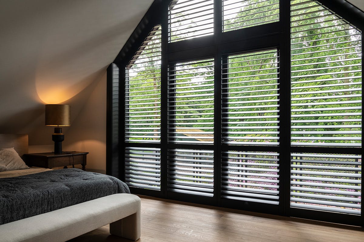 Donkere slaapkamer met speciale shutters