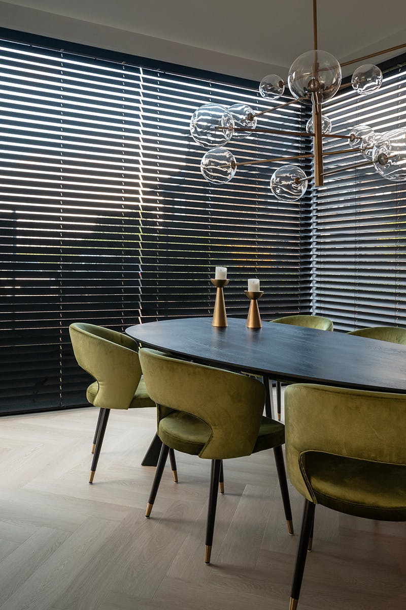 Zwarte houten jaloezieen