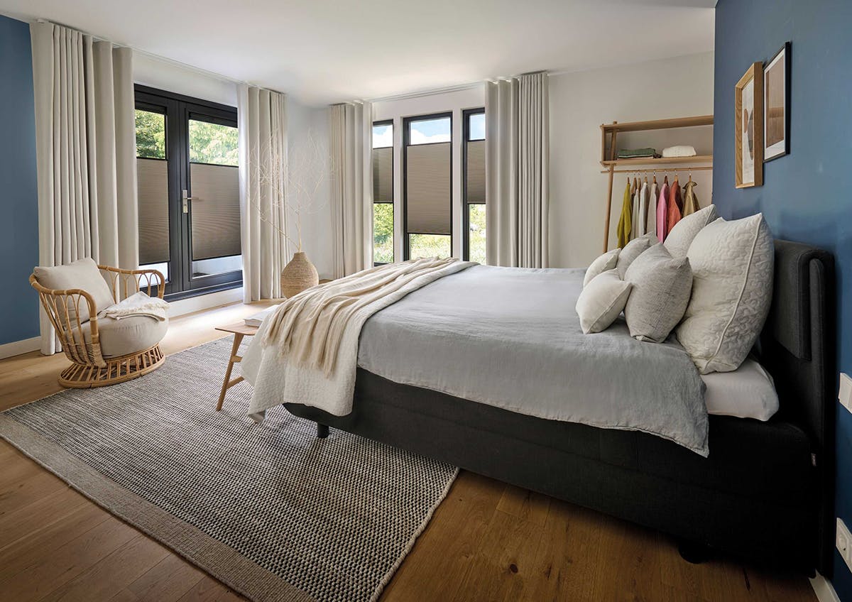 Luxaflex duette shades in slaapkamer