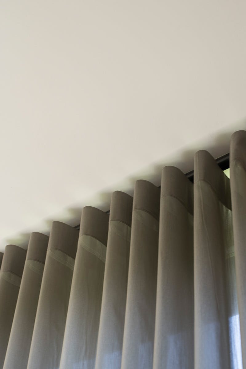 Het verschil tussen een inbetween en vitrage gordijn